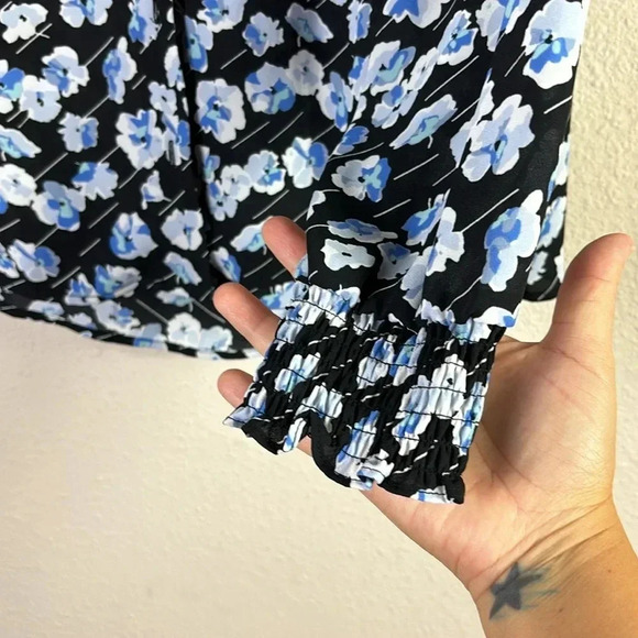 J. Crew Floral Print Long Sleeve V-Neck Button Down Blouse Blue White Size 10 - Picture 4 of 8